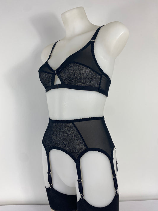 Black Cameo 6 strap black lace suspender belt with six steel suspender straps