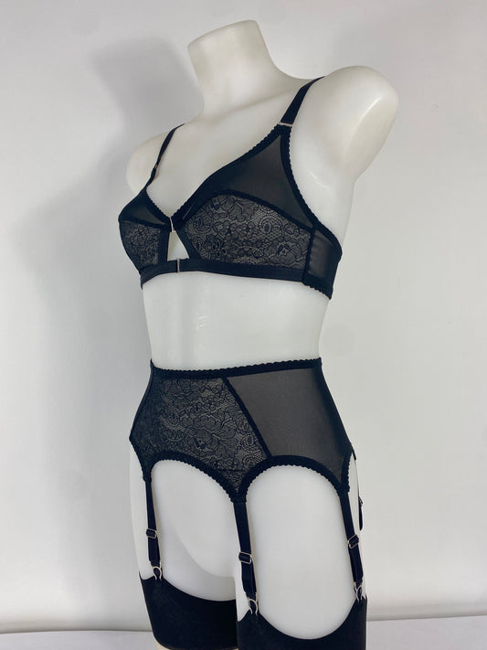 Black Cameo 6 Strap Suspender Belt