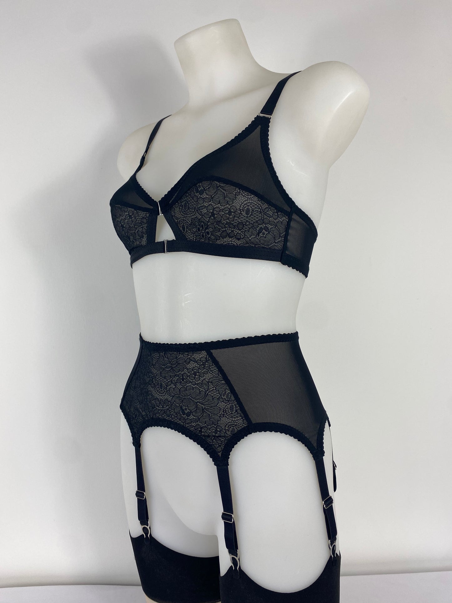 Black Cameo 6 strap black lace suspender belt with six steel suspender straps