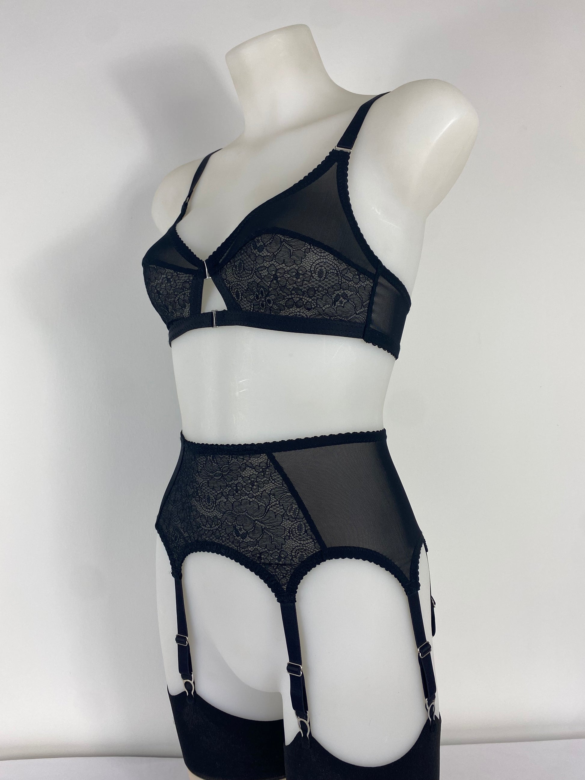 Black Cameo 6 strap black lace suspender belt with six steel suspender straps
