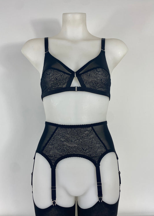 Black Cameo 6 Strap Suspender Belt