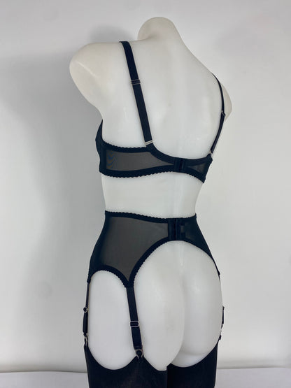 Black Cameo 6 Strap Suspender Belt