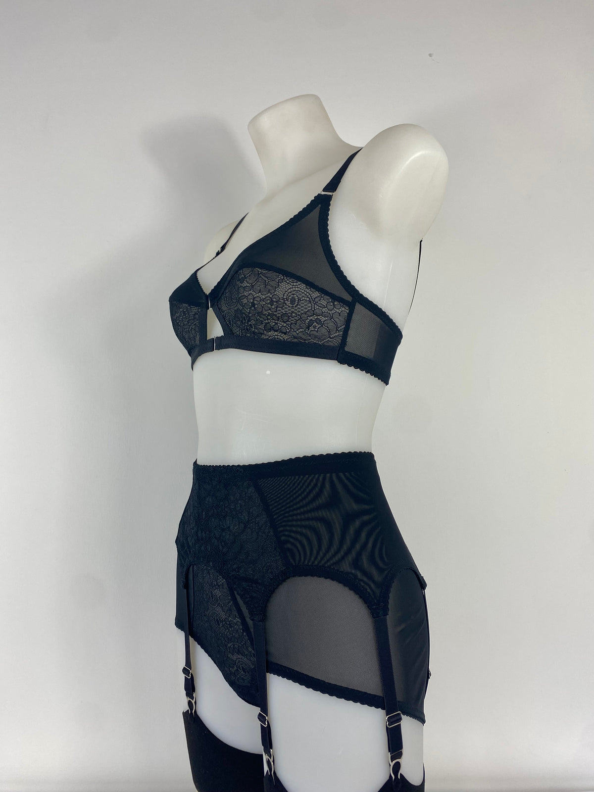 Black Cameo 6 Strap Suspender Belt