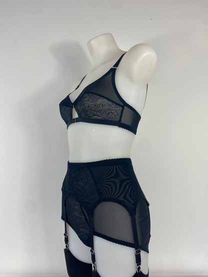 Black Cameo 6 Strap Suspender Belt