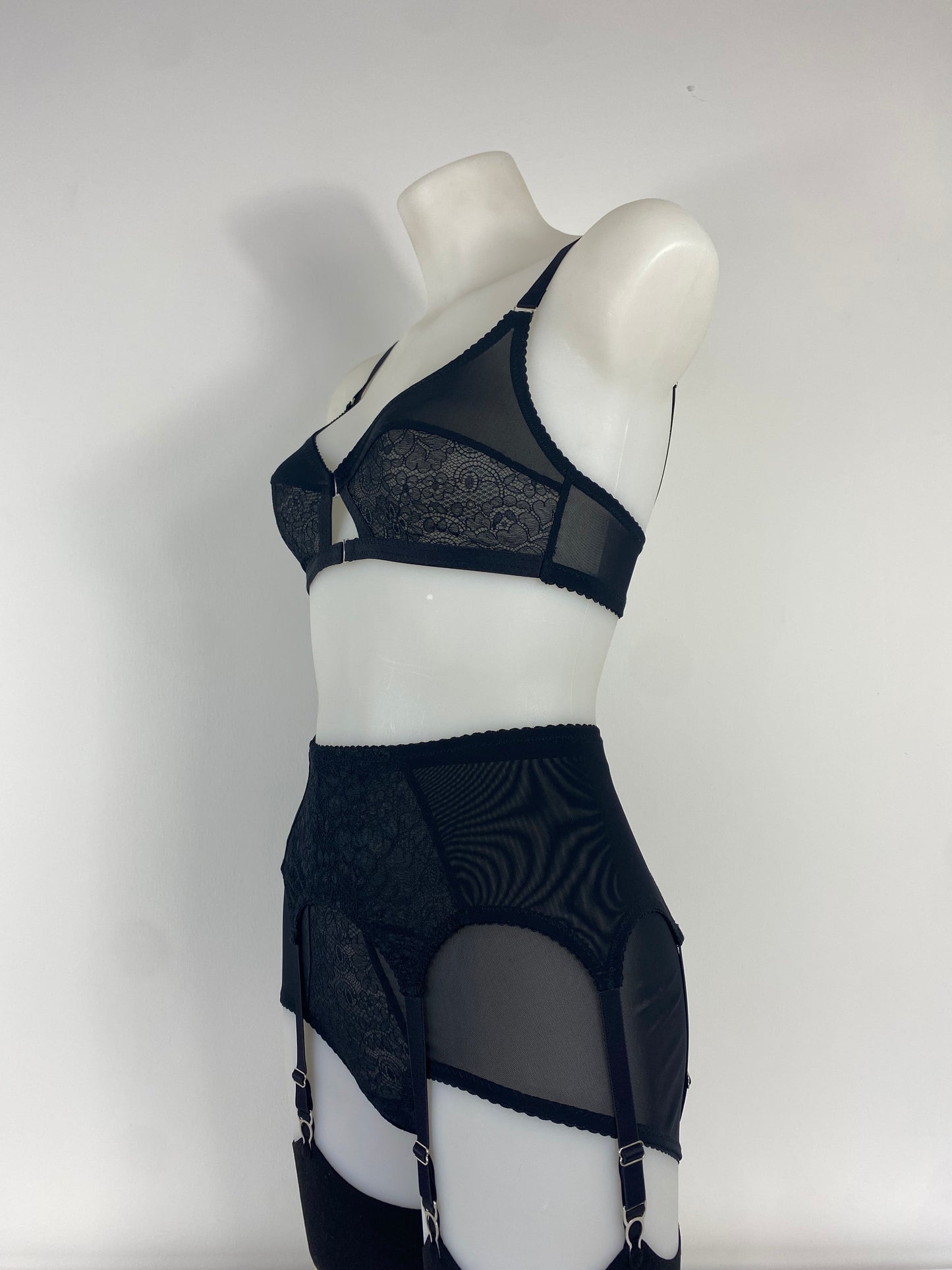 Black Cameo 6 strap black lace suspender belt with six steel suspender straps