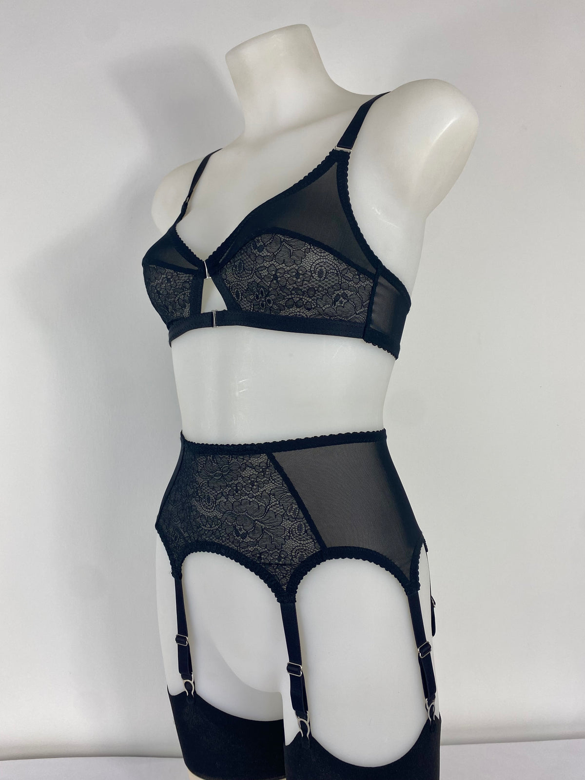 Black Cameo 6 Strap Suspender Belt