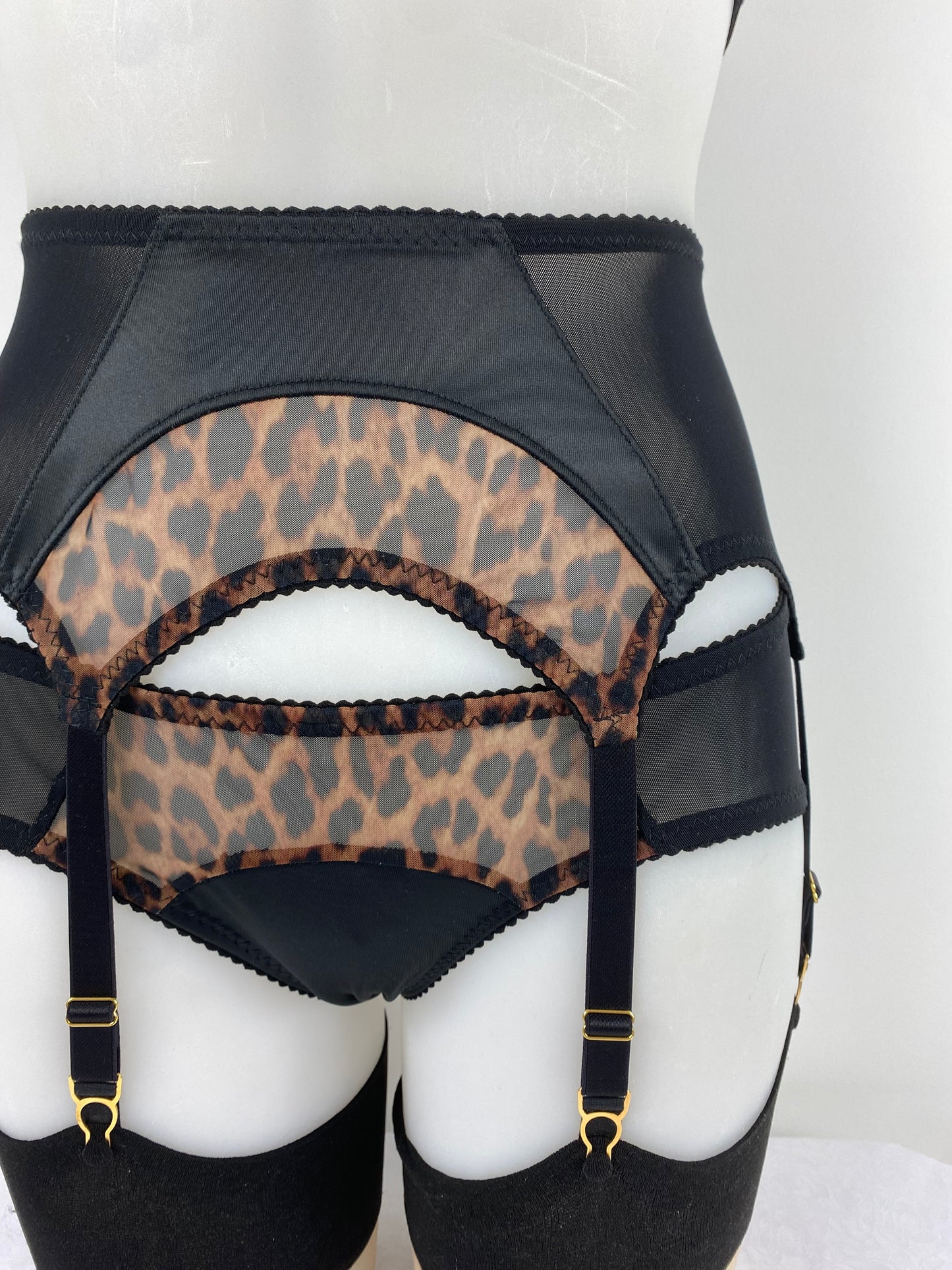 Giulietta Satin 6 Strap Suspender Belt