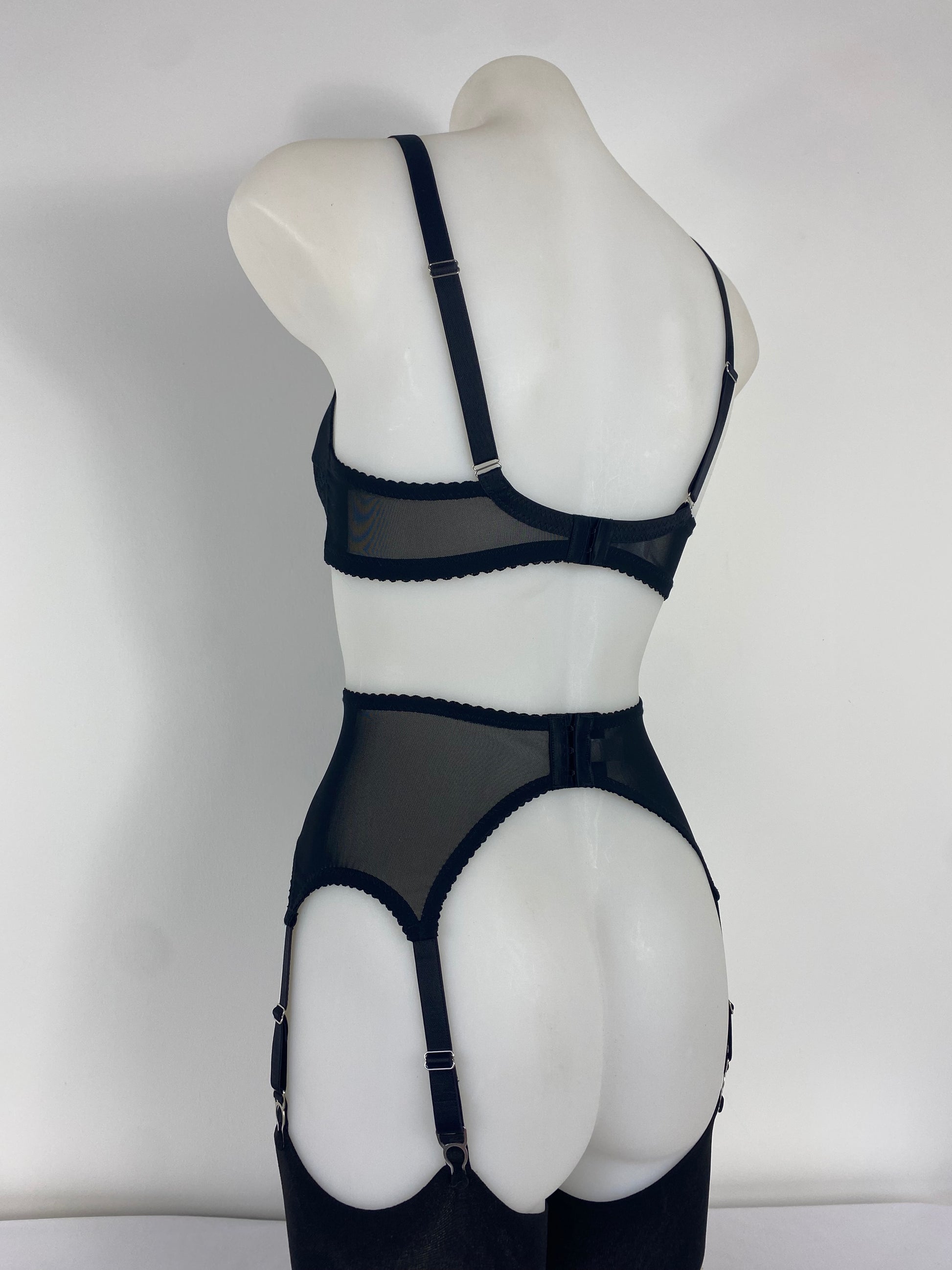 Black Cameo 6 strap black lace suspender belt with six steel suspender straps