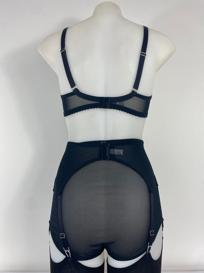 Black Cameo 6 Strap Suspender Belt