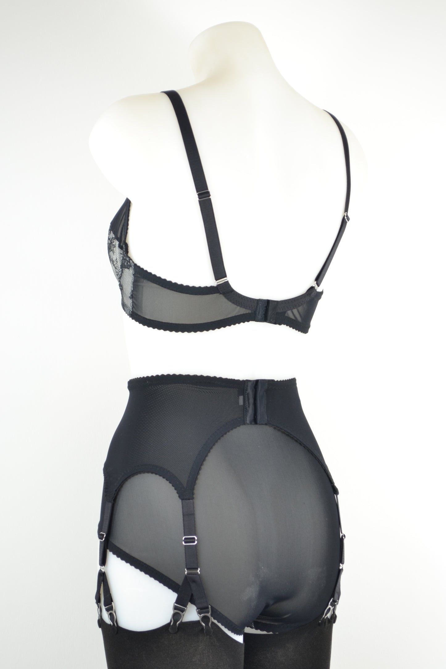 Claudia 6 Y-Strap Suspender Belt
