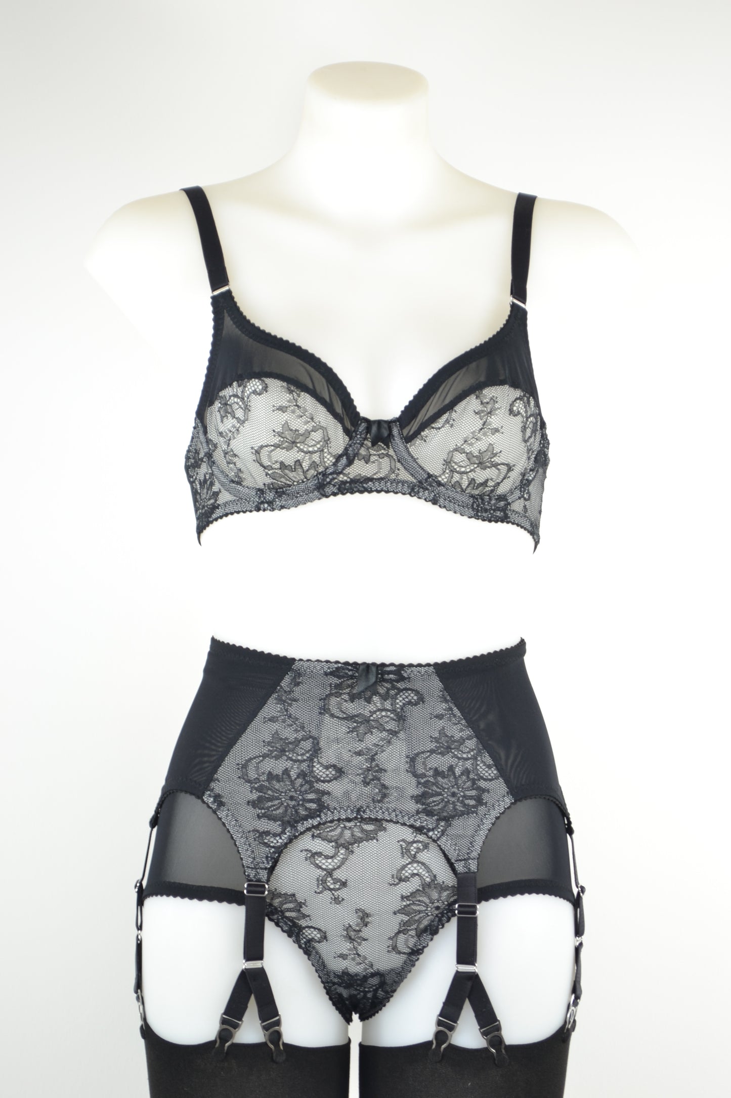 Claudia 6 Y-Strap Suspender Belt