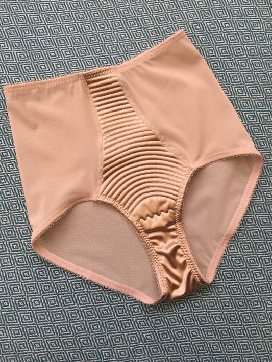 Vintage peach biscotti spiral stitch knickers circle stitch panties in a high waisted cut. Inspired by 1950s vintage lingerie. Made with matching biscotti peach mesh sides.