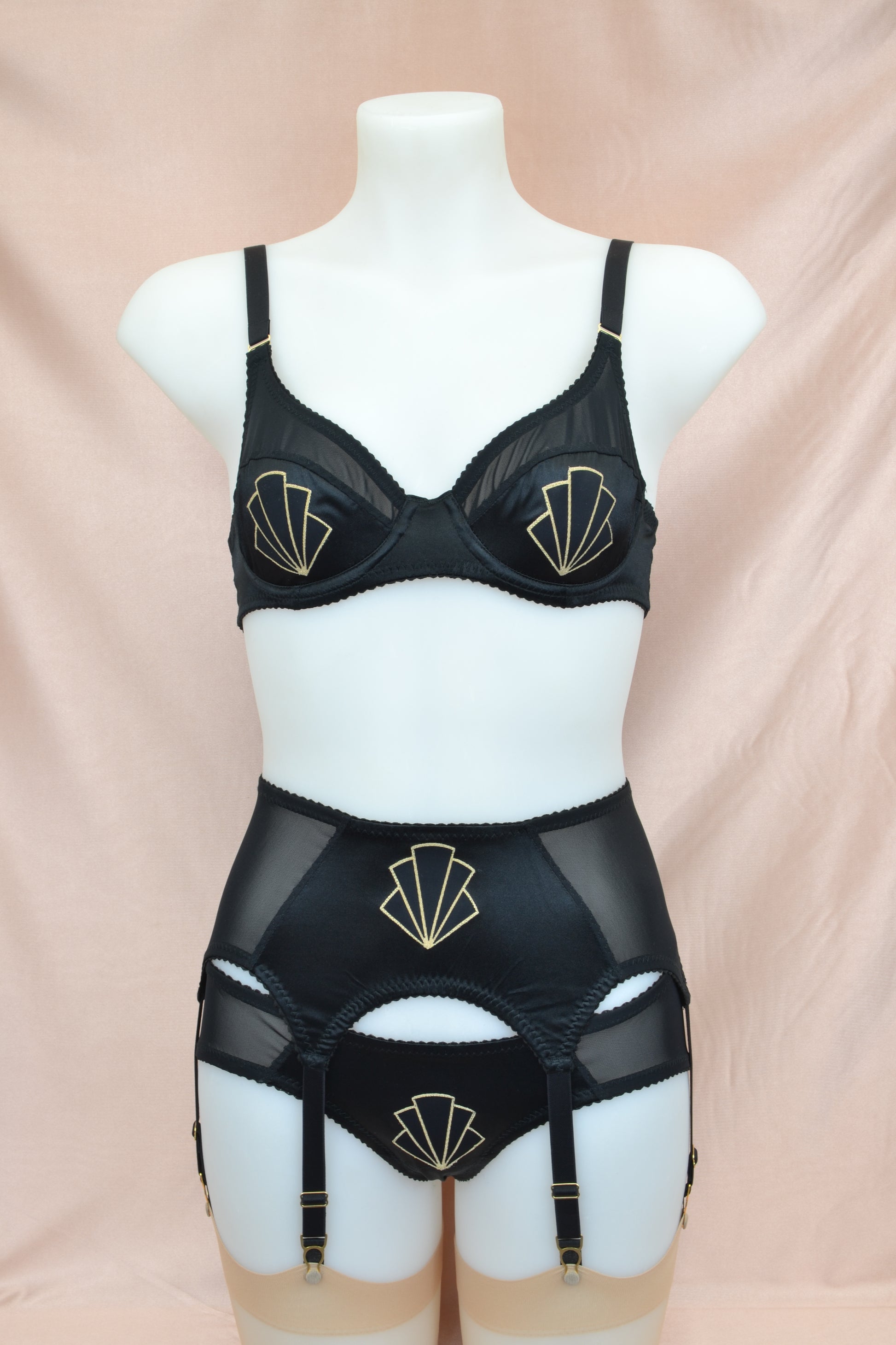 1920s inspired lingerie with art deco style black and gold motif. 1930s vintage style underwear, perfect for great Gatsby themes events. Art deco underwired bra with retro motif, six strap suspender belt and classic cut pantie knicker. Gold hardwear and garter clips. Burlesque lingerie and underwear made in the UK.