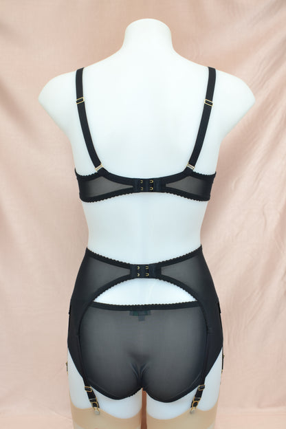 1920s inspired lingerie with art deco style black and gold motif. 1930s vintage style underwear, perfect for great Gatsby themes events. Art deco underwired bra with retro motif, six strap suspender belt and classic cut pantie knicker. Gold hardwear and garter clips. Burlesque lingerie and underwear made in the UK.