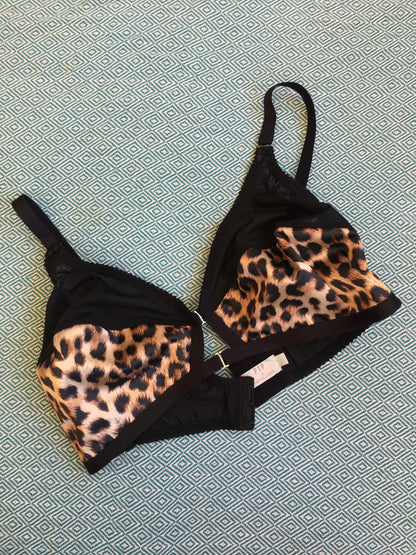 vintage inspired lingerie garter belt six stray suspender belt with Y straps in leopard print. Vintage inspired fetish bettie page bullet bra lingerie by pip and pantalaimon. Retro underwear made in the UK in animal print. Soft bra, front fastening bralette and classic cut panties knickers. 3 piece lingerie set paired perfectly with seamed stockings